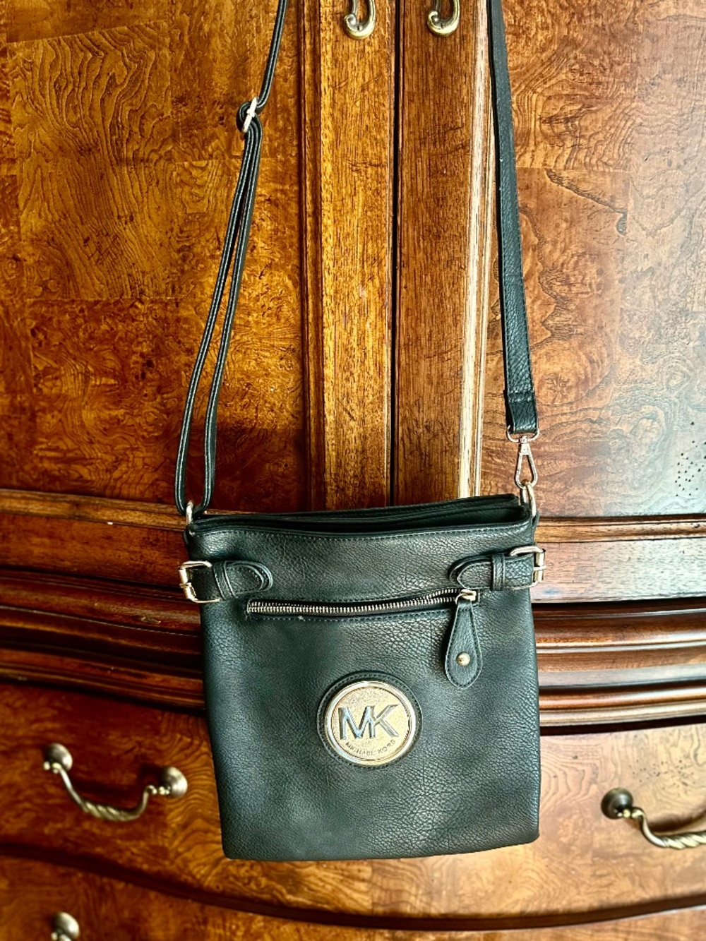 Michael Kors Black Crossbody Bag Gold Logo zip Pockets Adjustable Strap